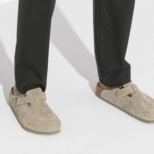 Sandalias y pies descalzos